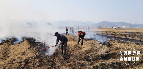 [충청미디어] 논·밭두렁 태우지 마세요...농사에 도움 안돼