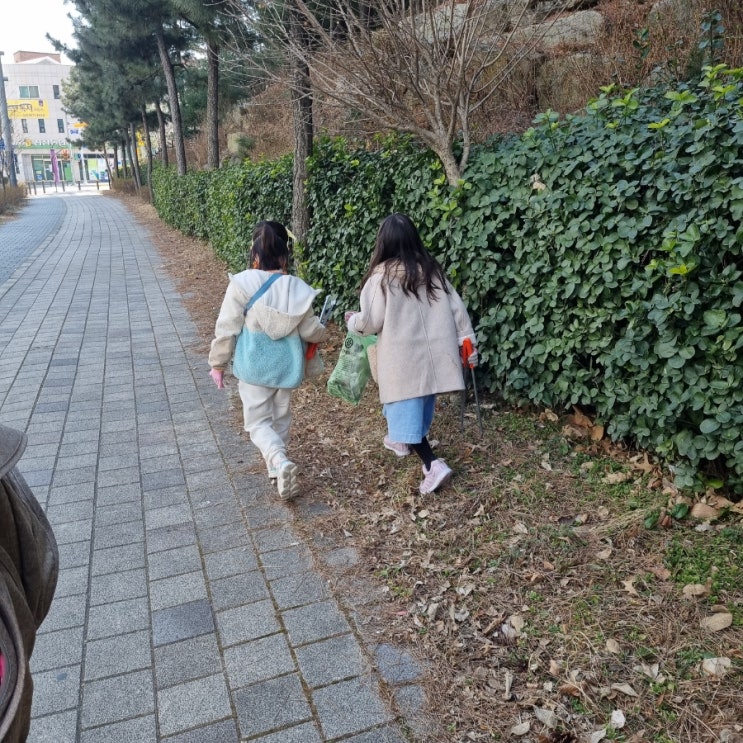  일상:: 동네 개똥 줍는 8살 두 친구