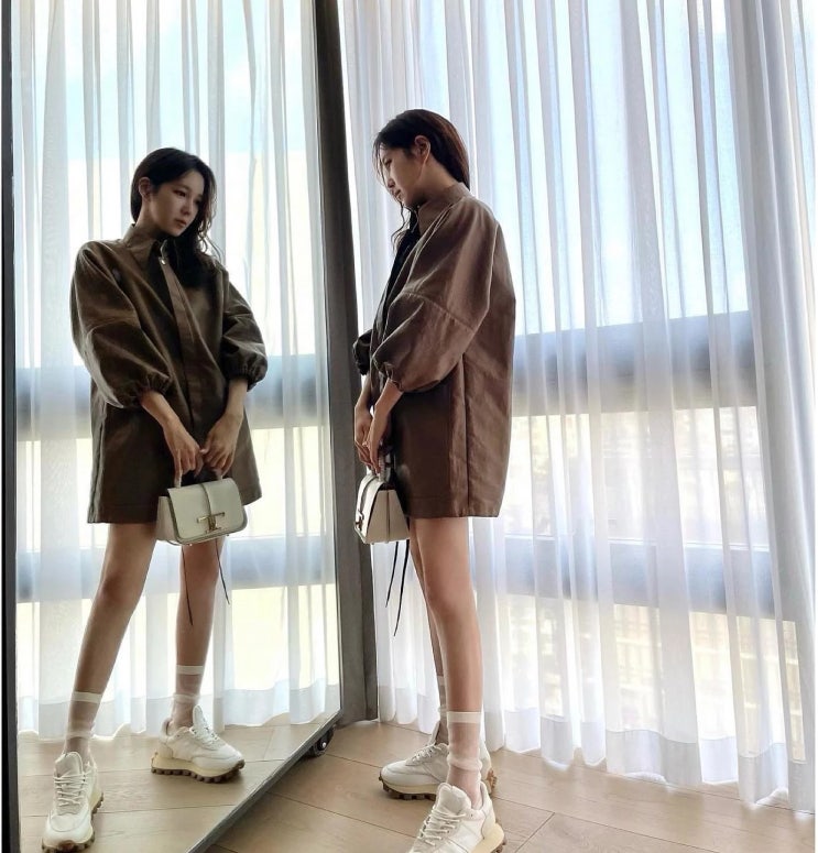 이지아, 카메라 앞에서 민소매와 짧은 바지 입고 빼어난 몸매 자랑하는 영상 관심 폭발 이지아, 카메라 앞에서 민소매와 짧은 바지 입고 빼어난 몸매 자랑하는 영상 관심 폭발