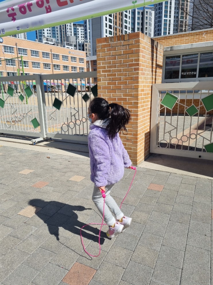 엄마표 줄넘기 배우기, 모둠발 뛰는 유아부터 초등학생까지 가능! 엄마표 줄넘기 배우기, 모둠발 뛰는 유아부터 초등학생까지 가능!