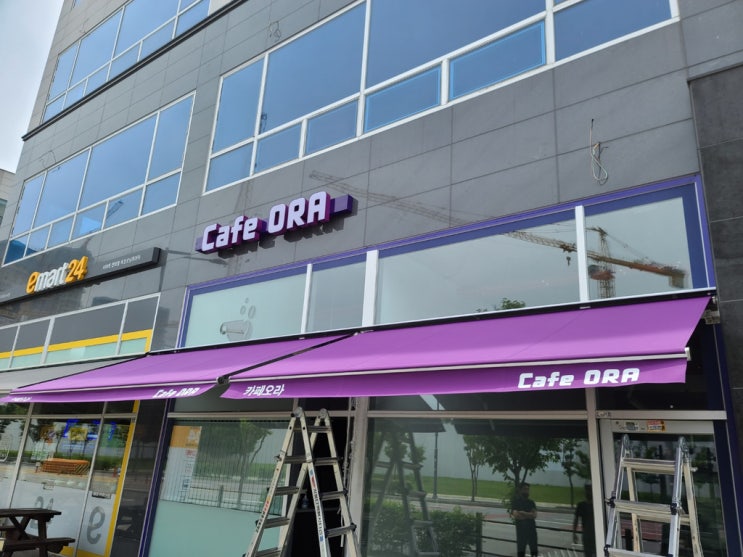 차양 어닝의 다양한 원단 색상으로 건물의 봄맞이 가능합니다