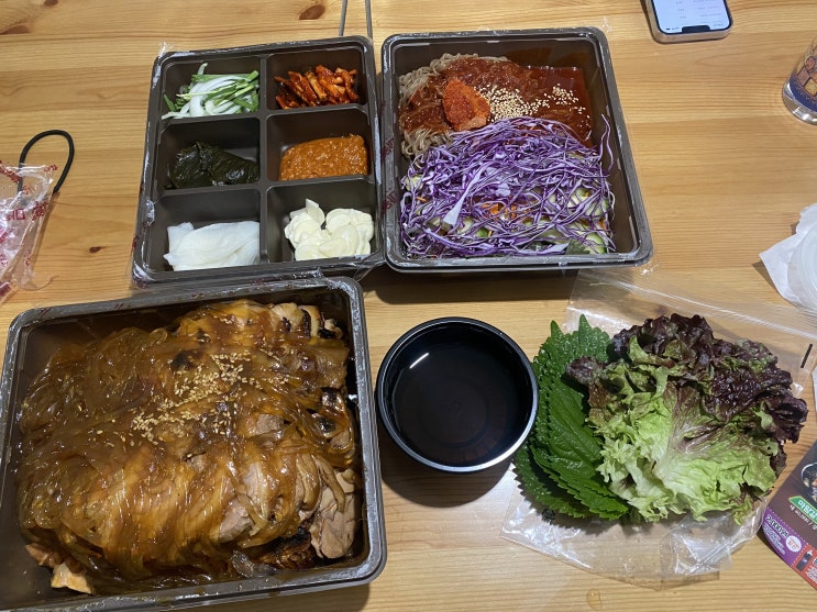  마왕족발 정자점에서 통구이족발과 막국수를 포장해왔어요