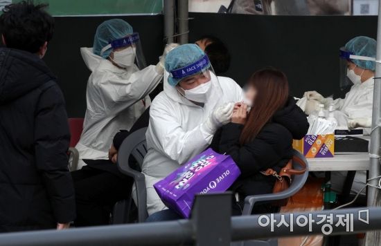 "코로나 사망자 역대 최대" … 확진자 폭증에 '신속항원검사'도 인정 "코로나 사망자 역대 최대" … 확진자 폭증에 '신속항원검사'도 인정