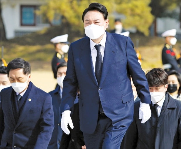윤석열, 文정부 '색깔'부터 뺀다…부동산·탈원전 정책 '아웃' 윤석열, 文정부 '색깔'부터 뺀다…부동산·탈원전 정책 '아웃'