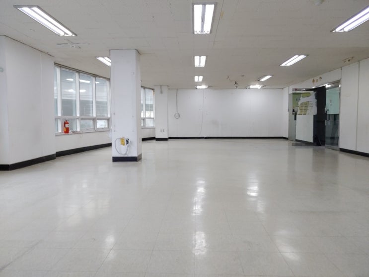  지하철역 근접하여 출퇴근 용이, 대로변위치 전망좋음