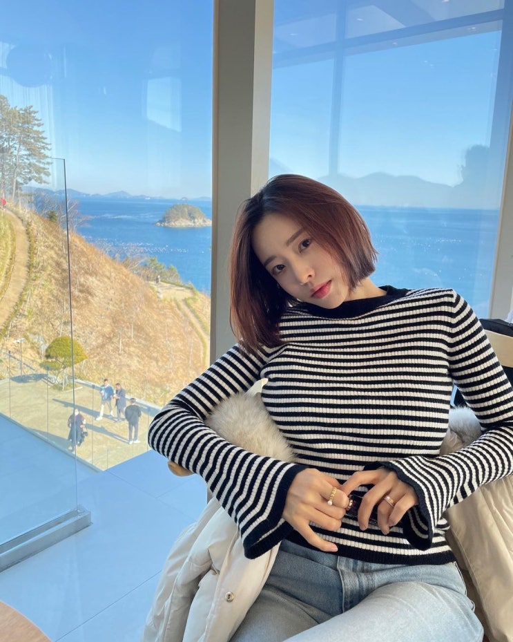 '박성광' 이솔이, 여수 돌산도 오션뷰 카페에서 단발 헤어스타일로 청초한 미모 자랑 중 '박성광' 이솔이, 여수 돌산도 오션뷰 카페에서 단발 헤어스타일로 청초한 미모 자랑 중