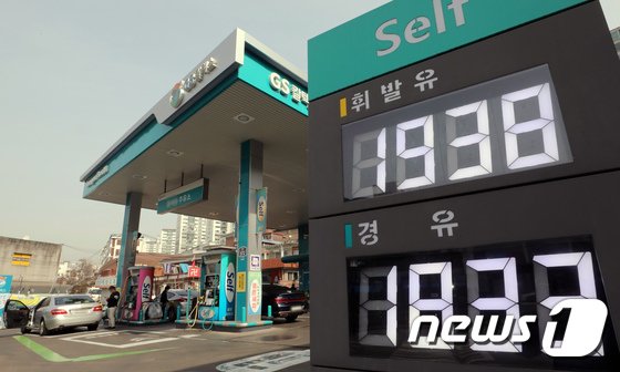 국제유가 120달러 돌파에…서울 휘발윳값 9년만에 2000원 넘어 국제유가 120달러 돌파에…서울 휘발윳값 9년만에 2000원 넘어