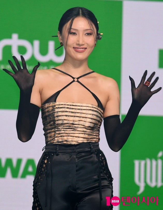 마마무 화사, 그녀가 입는 것, 먹은 것, 입지 않은 것까지 논란에 대처하는 자신 만의 방법은? 마마무 화사, 그녀가 입는 것, 먹은 것, 입지 않은 것까지 논란에 대처하는 자신 만의 방법은?