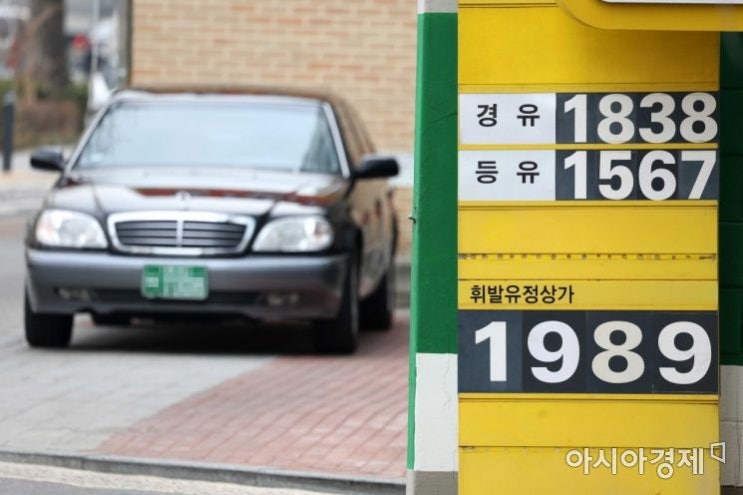 尹 정부 유류세 인하폭 늘릴까…30% 인하시 1ℓ당 246원 내린다 尹 정부 유류세 인하폭 늘릴까…30% 인하시 1ℓ당 246원 내린다