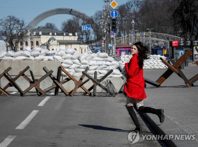 [우크라 침공] 러, 수도 키이우 진격에 속도…도심 25 지상군 접근