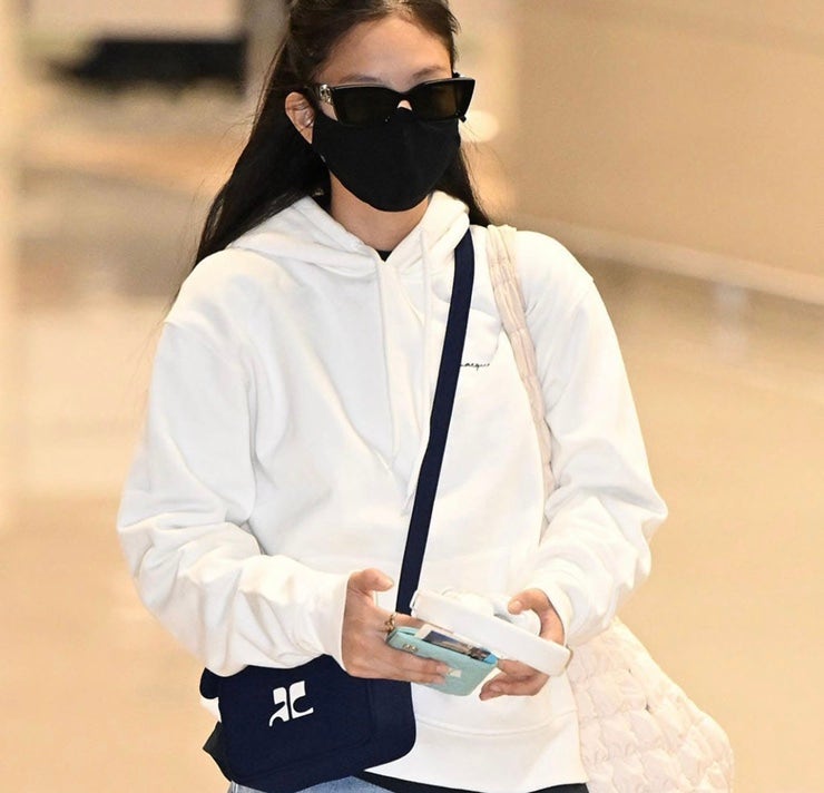  제니 공항패션: 폴로 베어캡,젠틀몬스터 라페슈01선글라스,아디다스 포럼볼드,자크뮈스 후드디,코스 가방,courreges 쿠레쥬 가방