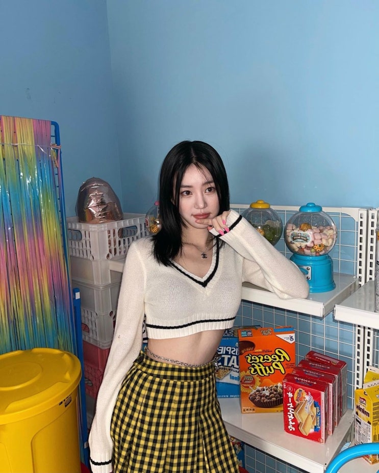 '견미리 딸' 이유비, 크롭탑 니트 입고 11자 복근과 갈비뼈 드러난 날씬한 허리라인 강조 '견미리 딸' 이유비, 크롭탑 니트 입고 11자 복근과 갈비뼈 드러난 날씬한 허리라인 강조