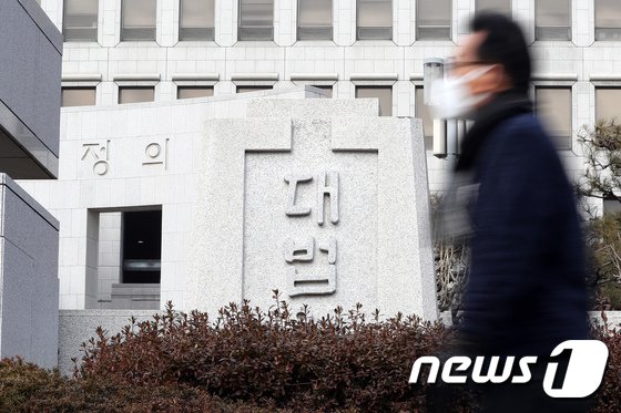 보험사, 의사 상대로 보험금 반환 청구 가능할까…대법 공개변론 연다 보험사, 의사 상대로 보험금 반환 청구 가능할까…대법 공개변론 연다