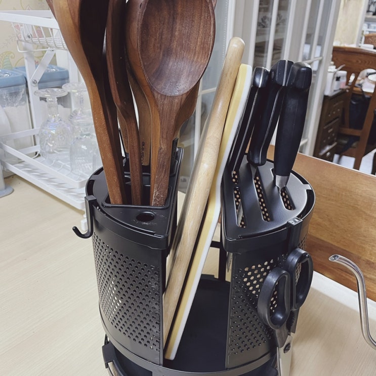  회전 칼블럭은 람스네! 수납공간 빵빵, 사용이 편리한 싱크대 칼꽂이