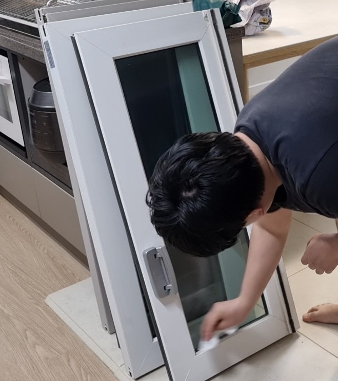 주방 창문 분리 청소 어렵지 않아요 주방 창문 분리 청소 어렵지 않아요