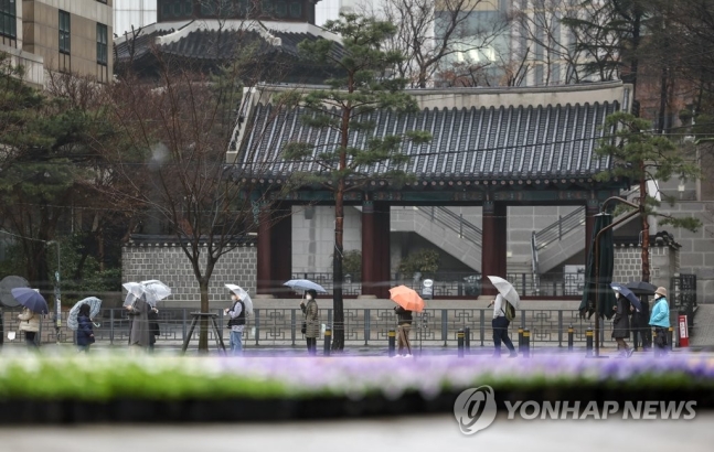 코로나19 확진자 1주새 1.4배로…사망자는 1.5배 코로나19 확진자 1주새 1.4배로…사망자는 1.5배