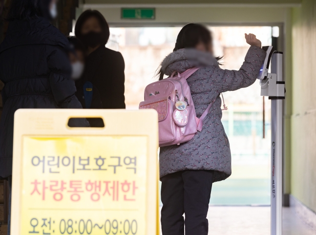 재택치료키트 안 오고, 소아용 감기약 품절… 애타는 부모들 발만 동동