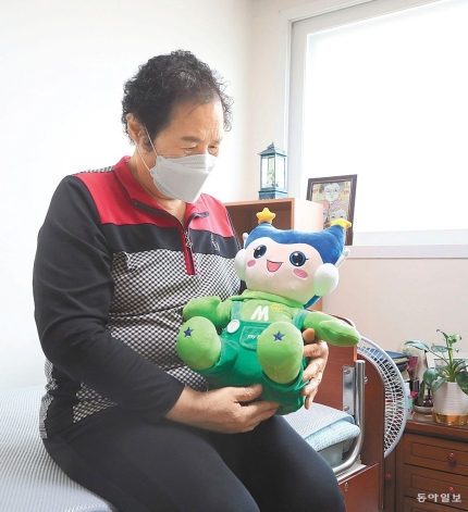 “할머니, 약 드실 시간이에요” 반려로봇이 말을 걸어왔다 “할머니, 약 드실 시간이에요” 반려로봇이 말을 걸어왔다