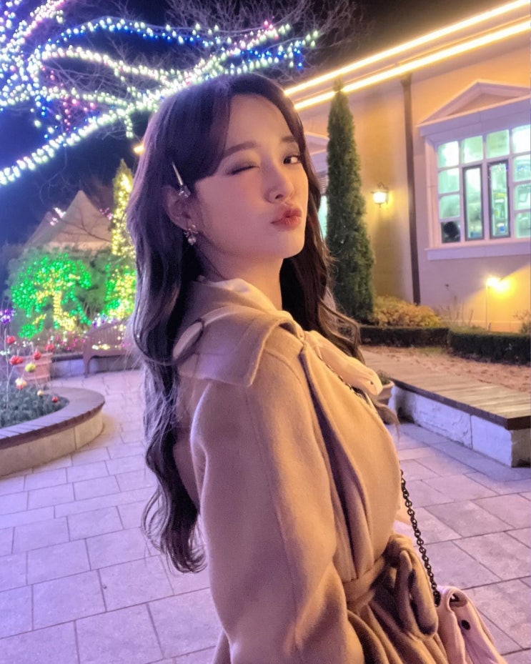 '사내맞선' 김세정, 코트를 걸친 채 사랑스러우면서 섹시한 미모 뽐내 '사내맞선' 김세정, 코트를 걸친 채 사랑스러우면서 섹시한 미모 뽐내