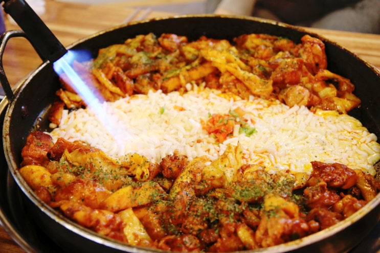  재미있는 컨셉의 김해인제대맛집 두총각닭갈비