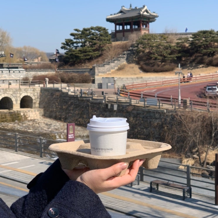  정지영커피로스터즈 수원 성곽을 보며 커피 한 잔
