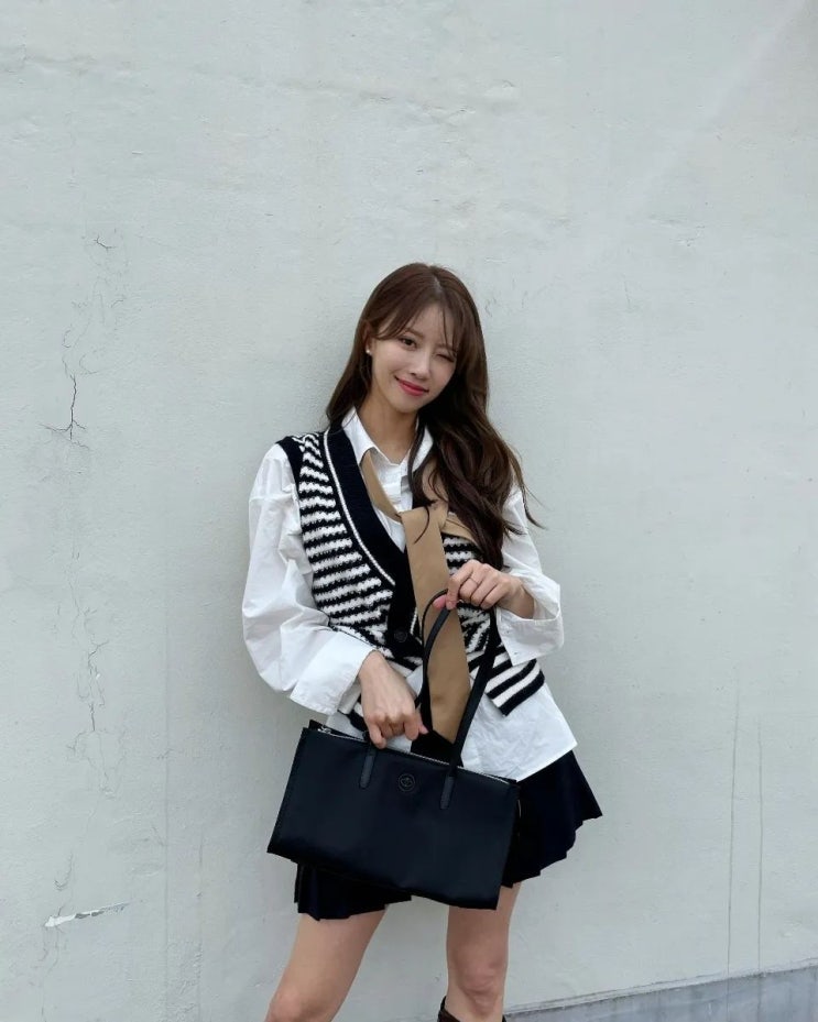 러블리즈 이미주, 쭉 뻗은 가느다란 기럭지와 소멸 직전의 작은 얼굴로 러블리한 분위기 러블리즈 이미주, 쭉 뻗은 가느다란 기럭지와 소멸 직전의 작은 얼굴로 러블리한 분위기