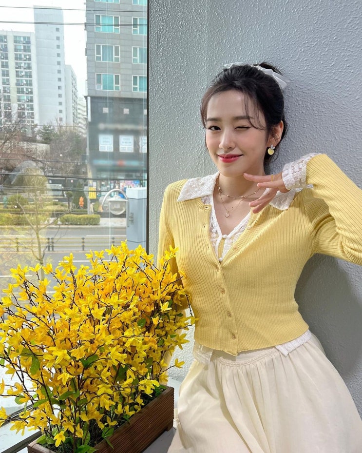 아이브 안유진, 포니테일 머리 묶어 각선미 뽐내는 꽃보다 더 아름다운 봄의 요정 아이브 안유진, 포니테일 머리 묶어 각선미 뽐내는 꽃보다 더 아름다운 봄의 요정