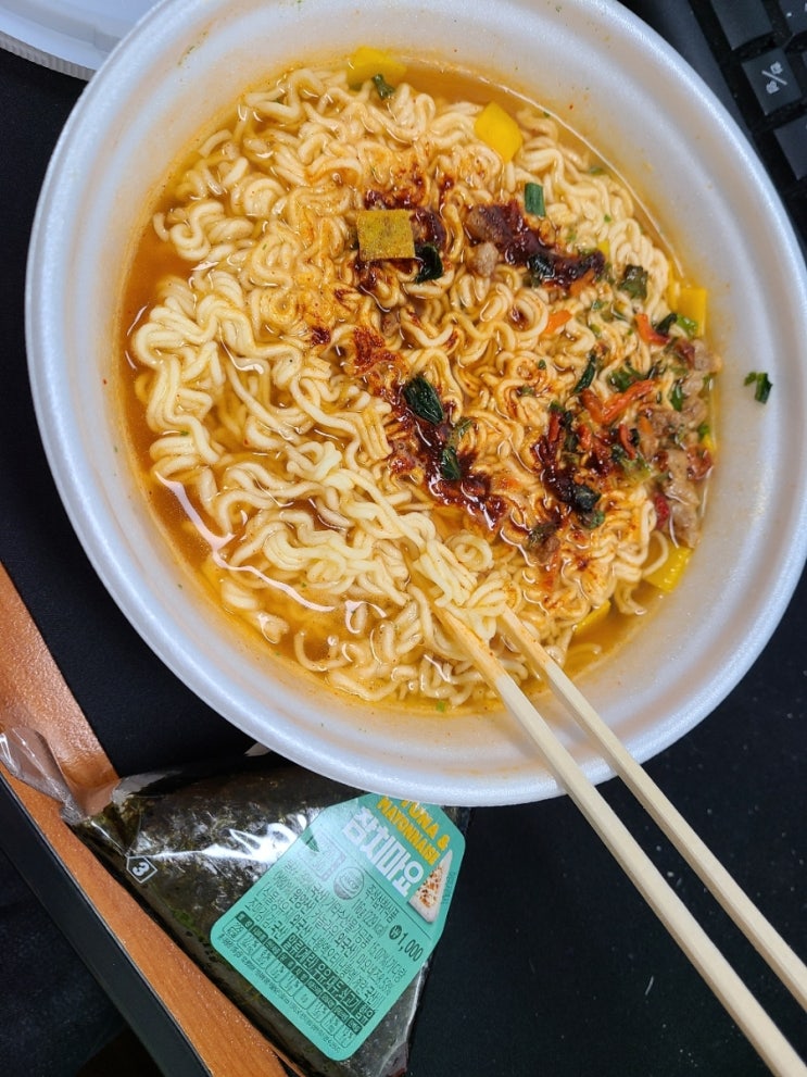  오늘의 회사점심 왕뚜껑에 삼각김밥