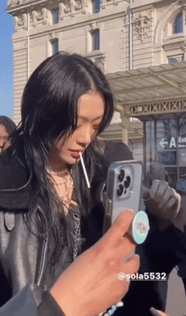 모델 최소라 외국에서 담배 피우려다 팬에게 사진 요청 영상 트위터 조회수 폭발 당당하고 ....