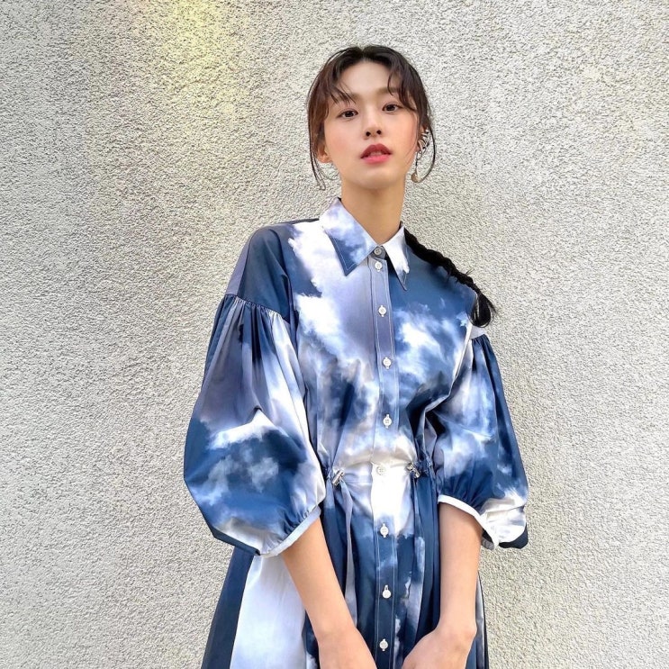 AOA 멤버 설현, 슬림한 각선미가 돋보이는 민 원피스 입고 시크하면서도 청순한 스타일 AOA 멤버 설현, 슬림한 각선미가 돋보이는 민 원피스 입고 시크하면서도 청순한 스타일