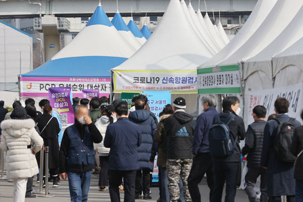 국민 60% "코로나, 통제 불가능"…28%는 "나도 감염될 것" 국민 60% "코로나, 통제 불가능"…28%는 "나도 감염될 것"