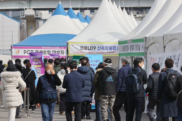 국민 60% "코로나, 통제 불가능"…28%는 "나도 감염될 것"