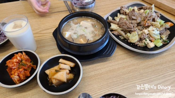  [시흥 은계] 집밥 같은 볶음과 찌개, 두부 요리를 먹을 수 있는 (手)두부공작소 / 볶음 2인세트 - 제육볶음 & 청국장, 두유 한컵 (+ 영업시간, 메뉴판, 주차, 화장실)