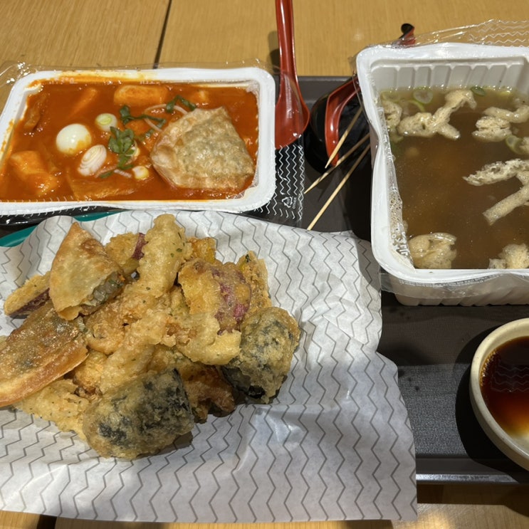  대전복합터미널 이마트안에 푸드코트 죠스떡볶이& 죠스떡볶이 옆쪽에 만두집 둘다 너무 맛있다