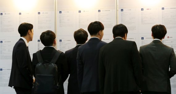 "평생 모은 돈인데.." 주식 폭락에 낙심하는 청년들 "평생 모은 돈인데.." 주식 폭락에 낙심하는 청년들
