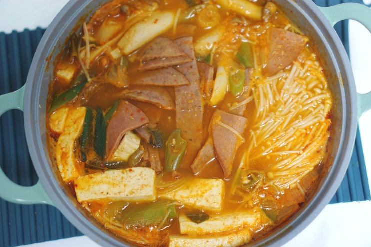 냉동실에 쟁여두기 좋은 비원비오에프 부대찌개밀키트