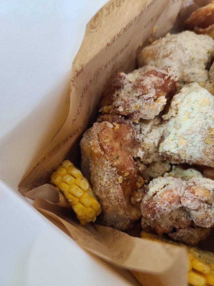  푸라닭 순살콘소메이징치킨 너무 맛있어요..  