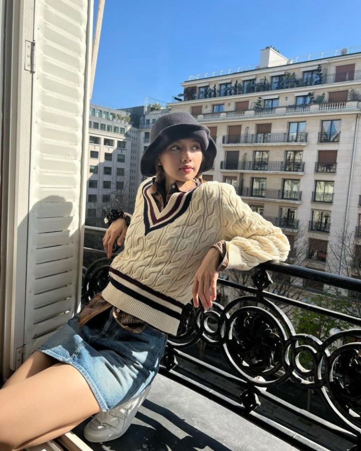 블랙핑크 리사, 따뜻한 햇살 아래 이쁜 숙소에서 휴식 중 빛나는 외모 블랙핑크 리사, 따뜻한 햇살 아래 이쁜 숙소에서 휴식 중 빛나는 외모