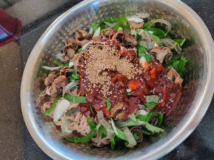  다이어트해야 하는데 매콤한 비빔국수는 먹고 싶어!