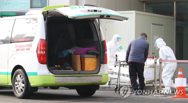 사망 평균치 넘어섰다…요양병원 시스템 '붕괴 직전' 사망 평균치 넘어섰다…요양병원 시스템 '붕괴 직전'