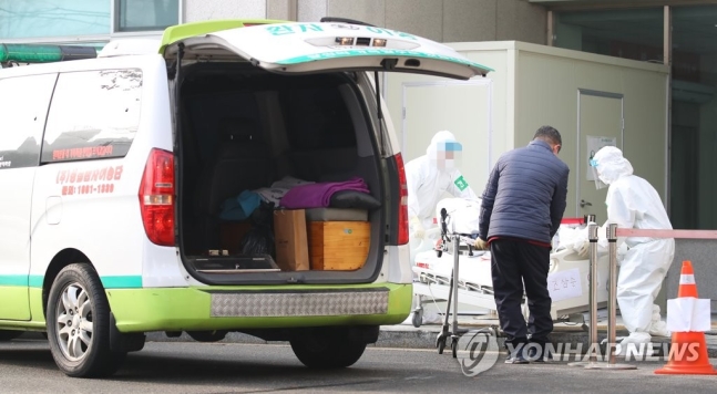 사망 평균치 넘어섰다…요양병원 시스템 '붕괴 직전'