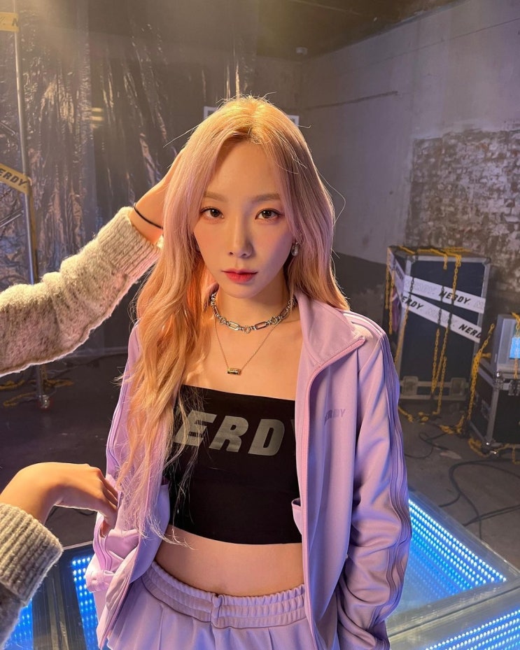 소녀시대 태연, 검정 브라톱 입고 개미허리 드러낸 과감한 몸매 과시 소녀시대 태연, 검정 브라톱 입고 개미허리 드러낸 과감한 몸매 과시