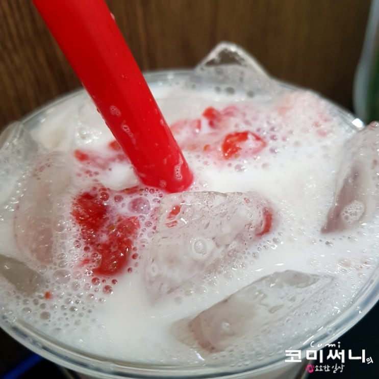 남성역 매머드 익스프레스 신상 음료 매머드 커피 딸기라떼 남성역 매머드 익스프레스 신상 음료 매머드 커피 딸기라떼