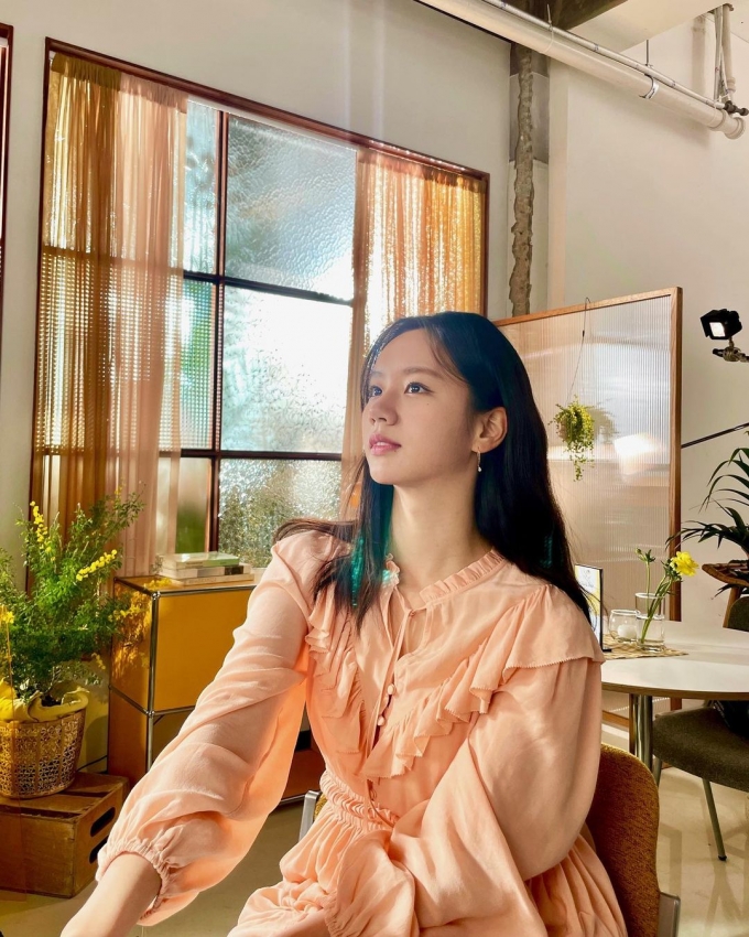 '류준열' 혜리, 수수한 메이크업과 내추럴한 웨이브 헤어스타일로 청순한 매력 발산 '류준열' 혜리, 수수한 메이크업과 내추럴한 웨이브 헤어스타일로 청순한 매력 발산