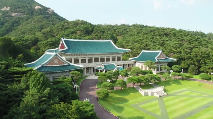  세계에서 가장 큰 청와대? 대통령 집무실 논란의 이면