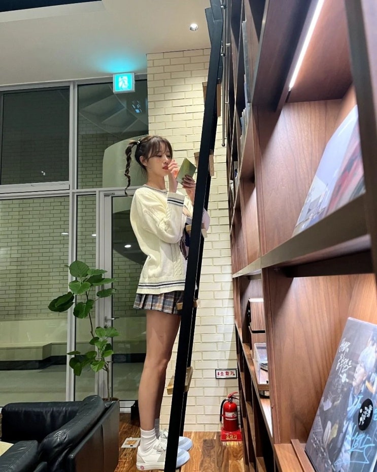러블리즈 이미주, 포니테일 스타일로 머리 땋아 올리고 스쿨걸룩 미니스커트 입은 각선미 러블리즈 이미주, 포니테일 스타일로 머리 땋아 올리고 스쿨걸룩 미니스커트 입은 각선미