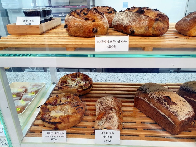  하나빵집 에이치베이커 맛있는 빵 가득