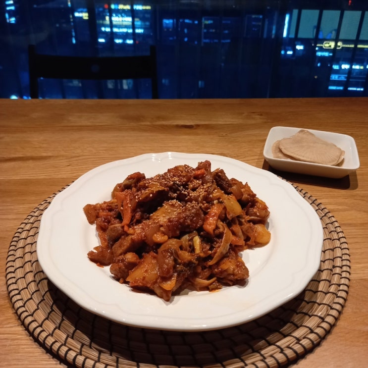  돼지고기 앞다리살(전지). 돼지껍데기 김치볶음. 돼지껍데기김치두루치기. 소주안주