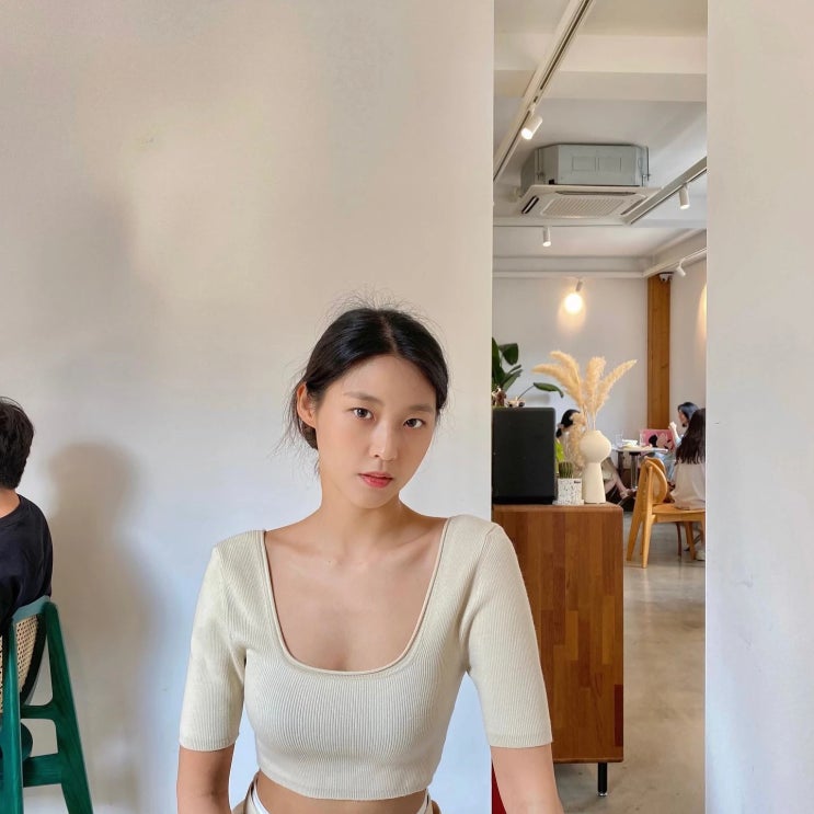 AOA 멤버 설현, 지민과 마켓 장보는 중...유리창에 비친 사람 때문에 반응 터졌다 AOA 멤버 설현, 지민과 마켓 장보는 중...유리창에 비친 사람 때문에 반응 터졌다