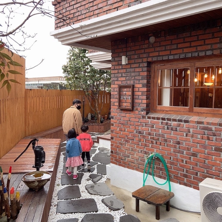  마산여고 옆 주택을 개조한 마당이 있는 예쁜 감성 갤러리 카페[오월에]